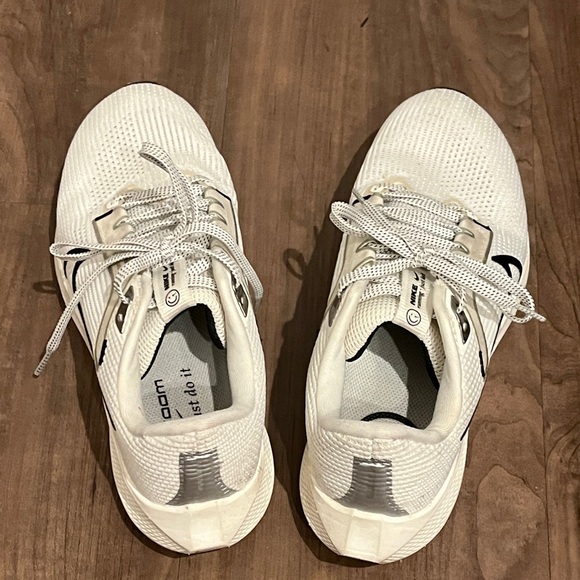 Nike White Athletic Running Shoes with Black Swoosh - Picture 2 of 3